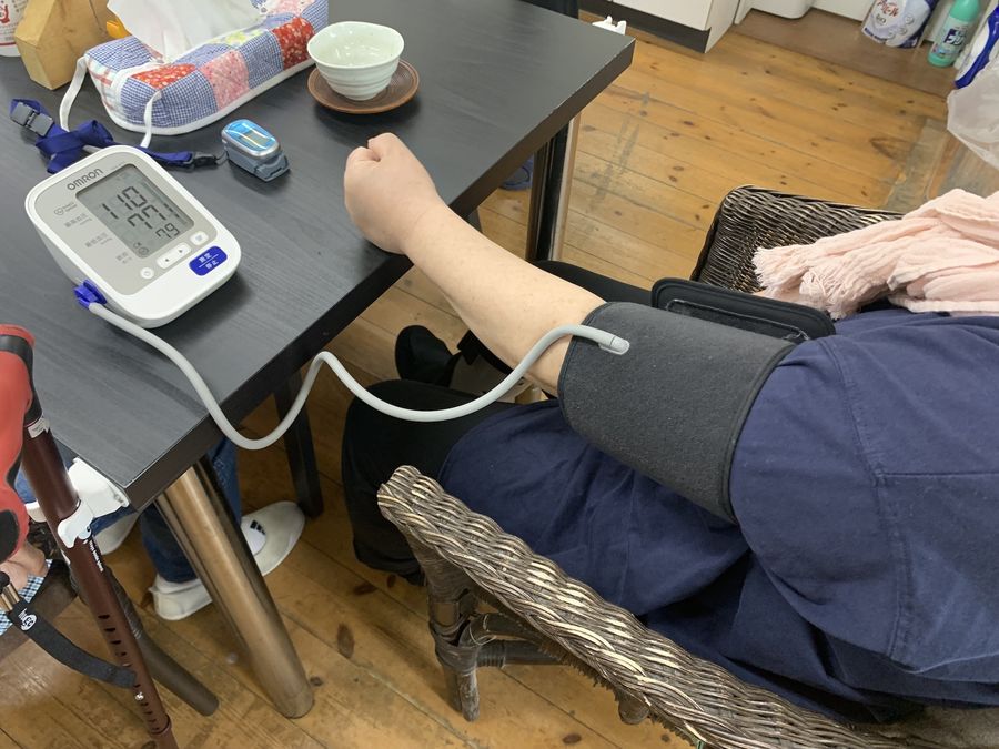 血圧計とパルスオキシメーターで測定する様子