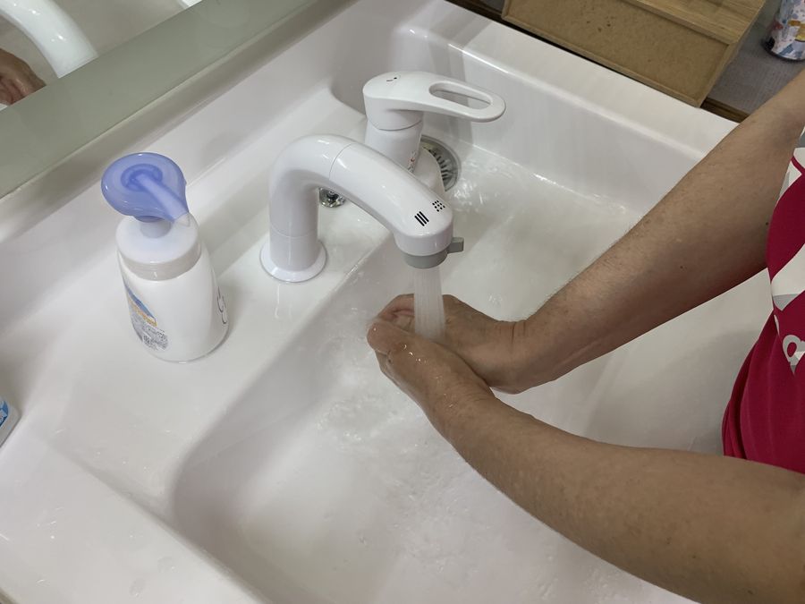 洗面台で手を洗う様子