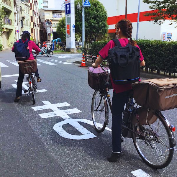 自転車でご自宅へ向かう訪問看護スタッフ