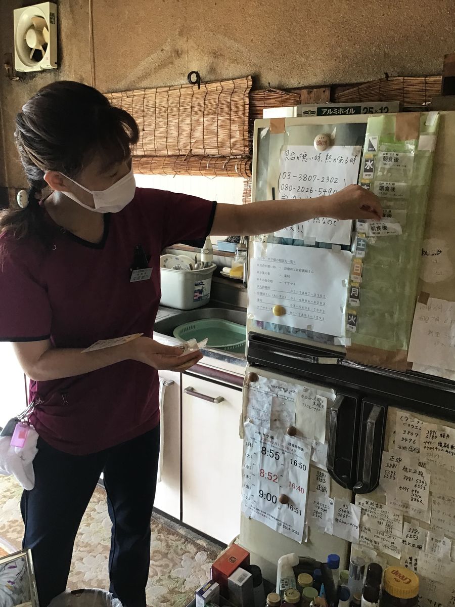 ご自宅で処置の準備をする訪問看護師